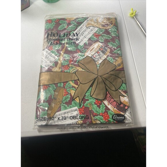 Elrene Vintage Christmas Tablecloth Vinyl Flannel Back Oblong 52”-70” Seats 4-6 - Picture 14 of 16